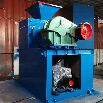 Macchine da brichetta che trasformano le finezze nere in forme quadrate di cuscino e terra