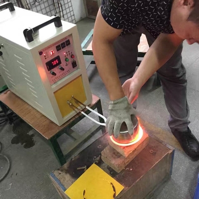 Forno a induzione per la fusione dell'alluminio metallico 10-200 kg con facile funzionamento e 3000 gradi