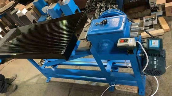 15-30% Densità di liquame Laboratorio di lavorazione minerale Tavolo per frullare oro a forma d'onda a denti di sega